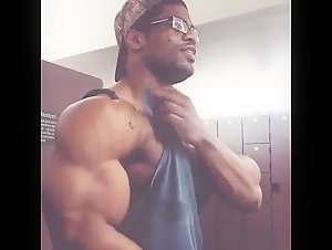Donte Franklin's Huge Pecs - too big for his shirt!