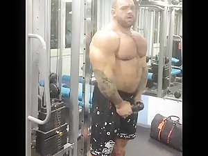 Beefy MassMonster training chest and shoulders
