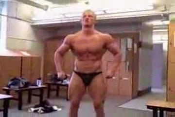 Lockerroom Flexing