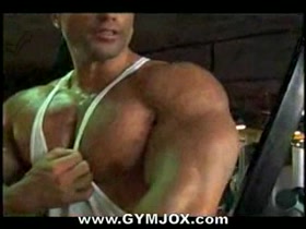 Sagi Kalev Does Dips in the Gym for a Muscle Worship Video