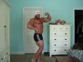 BODYBUILDER POSING !