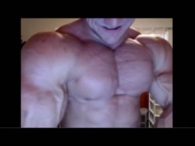 HOT BODYBUILDER - DAMM !
