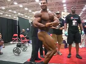 BACKSTAGE MUSCLE !