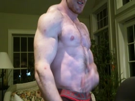 MuscleGodBrendan flexing (April 214)