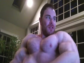 MuscleGodBrendan flexing (May 2015)