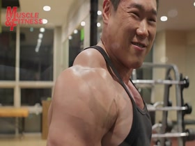 Sexy muscledude showing off