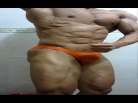HOT BODYBUILDER !