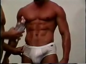 MUSCLE BODYBUILDER OIL WRESTLING