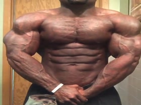 HOT PECS !