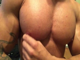 HOT PECS & NIPPLES !