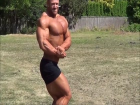 SEXY BODYBUILDER !