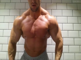 HOT PECS !
