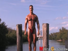 CUTE MUSCLE GUY !
