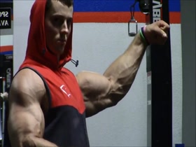 HOT BODYBUILDER !