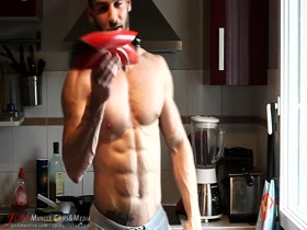 Twist a frying pan easily