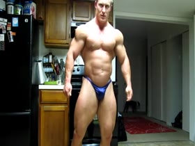 MASSIVE BODYBUILDER POSING AND FLEXING