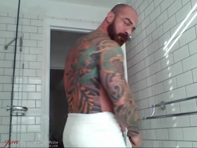 Big Daddy Slane Hits the Showers