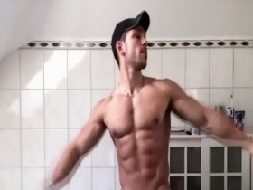 Amazing muscle flex !