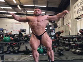 HOT BODYBUILDER !