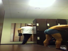 Muscle guy ijn lockerroom