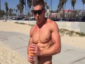 Physique model Austin train biceps