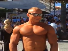 HOT PECS !