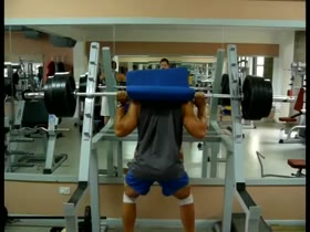 Young argentinian bodybuilder squatting-old video