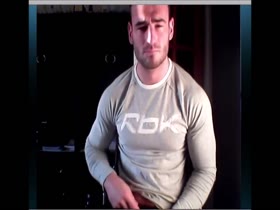 Bodybuilder trainning his muscles