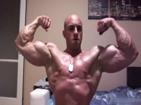 HOT MUSCLE STUD !