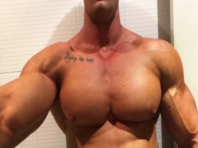 HOT PECS !