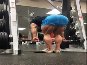 Chris Bumstead trains legs