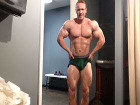 BLONDE MUSCLE ! 1