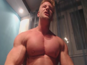 HOT PECS !