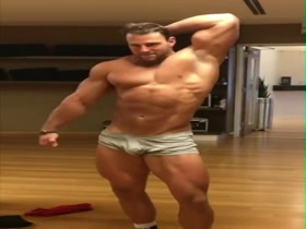 HOT BODYBUILDER !
