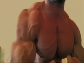 HOT PECS !