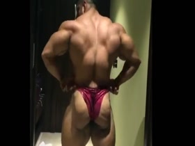 HOT BODYBUILDER !