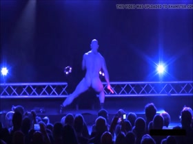 BODYBUILDER STRIPPER !