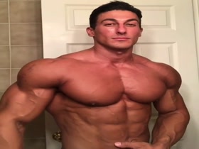 HOT MUSCLE STUD !