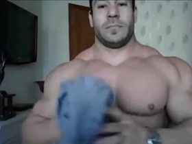 HOT PECS !