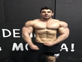 Rafael Brandão flexing