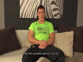 muscle boy gets his hole fingered