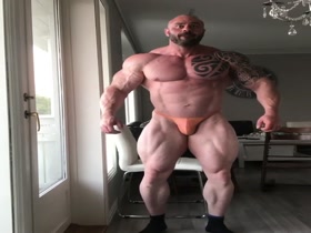 Mass Monster Posing 2: Ole Kristian Vaaga