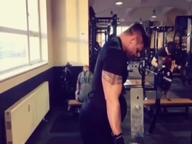 Wolf Weichbrodt: Heavy barbell curls