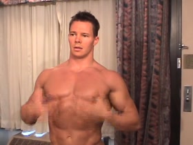 Bodybuilder Flex and Show-off