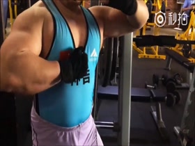 120kg muscle bull flexing pecs