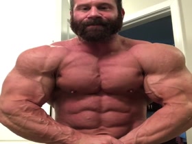 Bearded Bodybuider FLEXES!