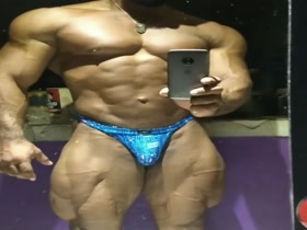 BODYBUILDER POSING