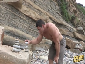 Big Muscle Dude Jerking off