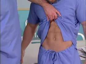 Macho peludo e musculoso no hospital