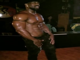 BLACK MUSCLE !